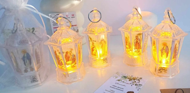 farol con luz e imágenes religiosas